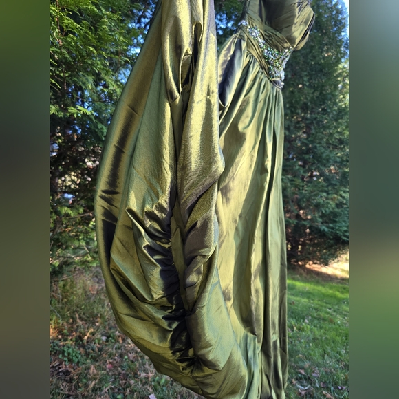 Flirt By MAGGIE SOTTERO Emerald Green XV Ball Gown Formal Dress Size 10 - Picture 9 of 15